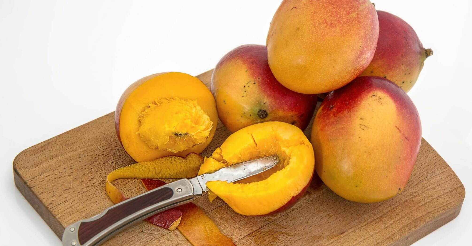 How to peel mangoes correctly: the perfect way