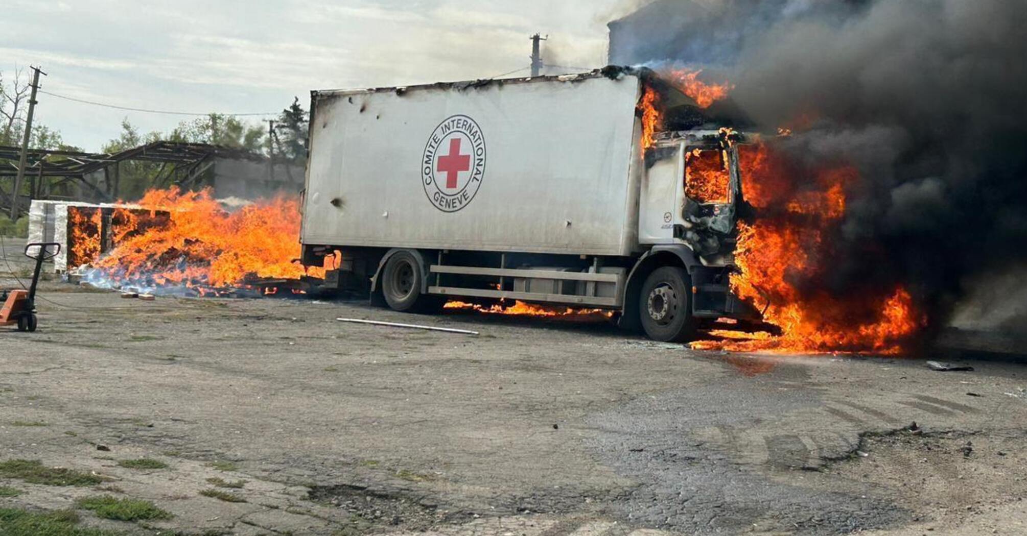 The occupiers attacked a Red Cross vehicle in Donetsk region: three people were killed and two wounded. Photo