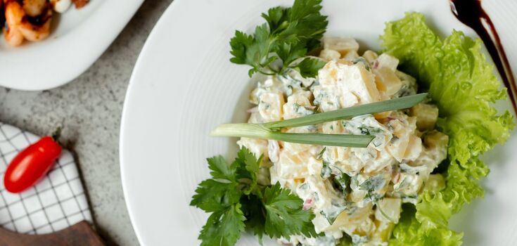 Light tuna appetizer salad, with peas and eggs for a festive table: 5 minutes to prepare