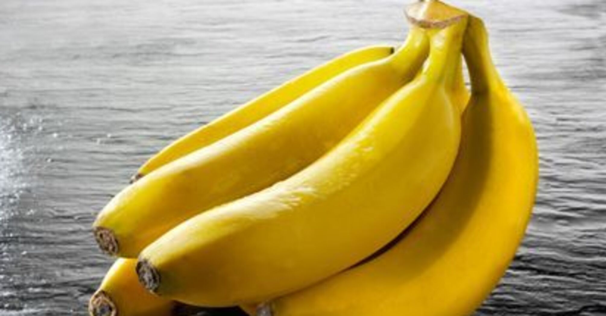 Bananas turn black quickly and become tasteless: where not to store the fruit