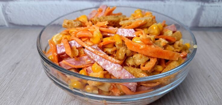 Chicken salad with Korean-style carrots: a light but hearty dish