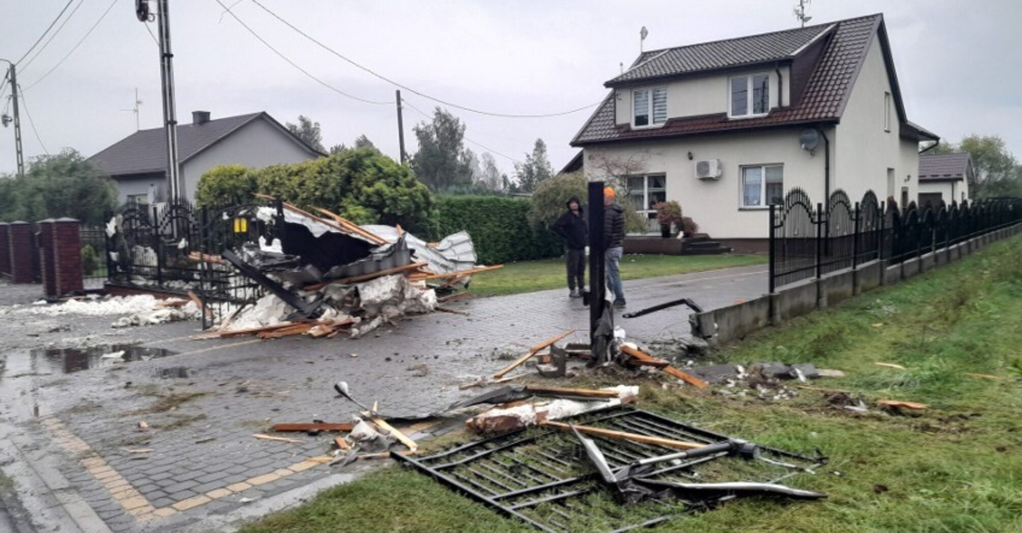 A giant tornado was filmed near Warsaw: dozens of houses and cars were damaged