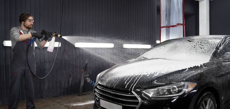 How to wash your car at home to avoid scratches: the two-bucket method
