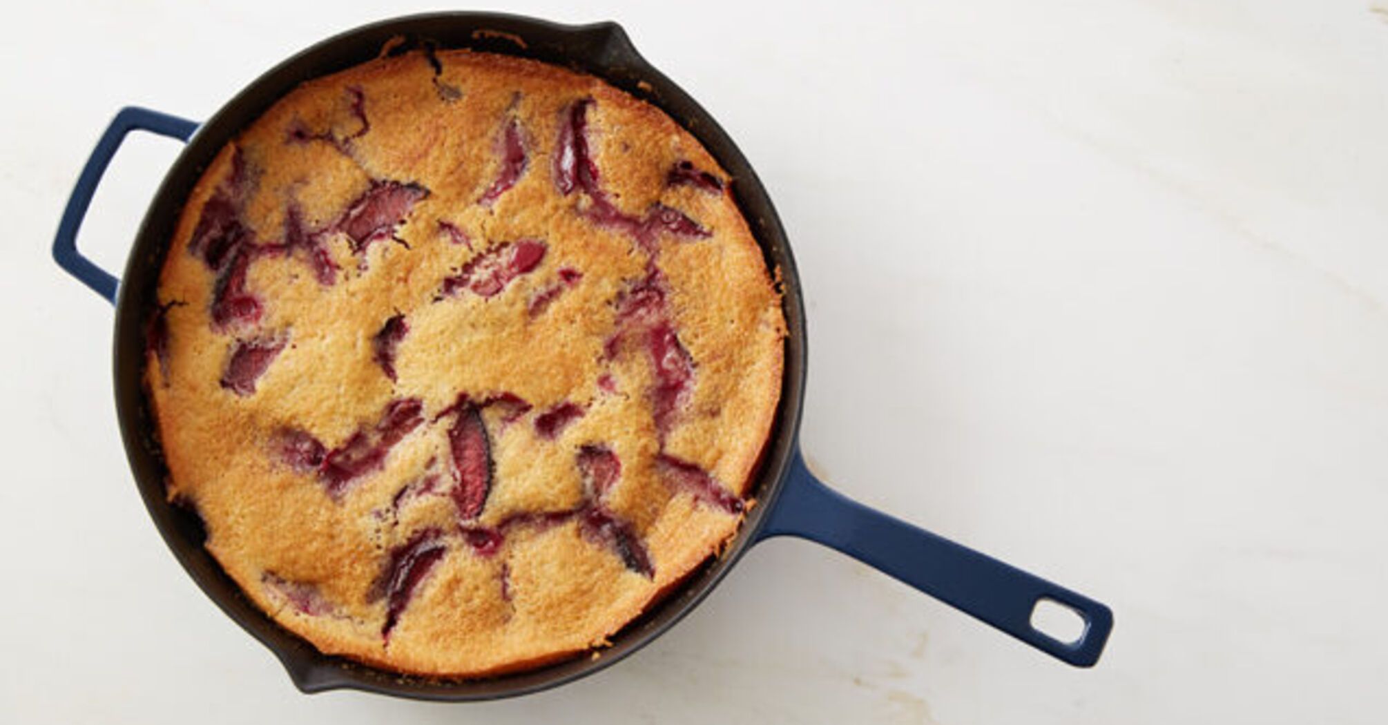 You don't even have to preheat the oven: how to make a quick tea pie in a pan