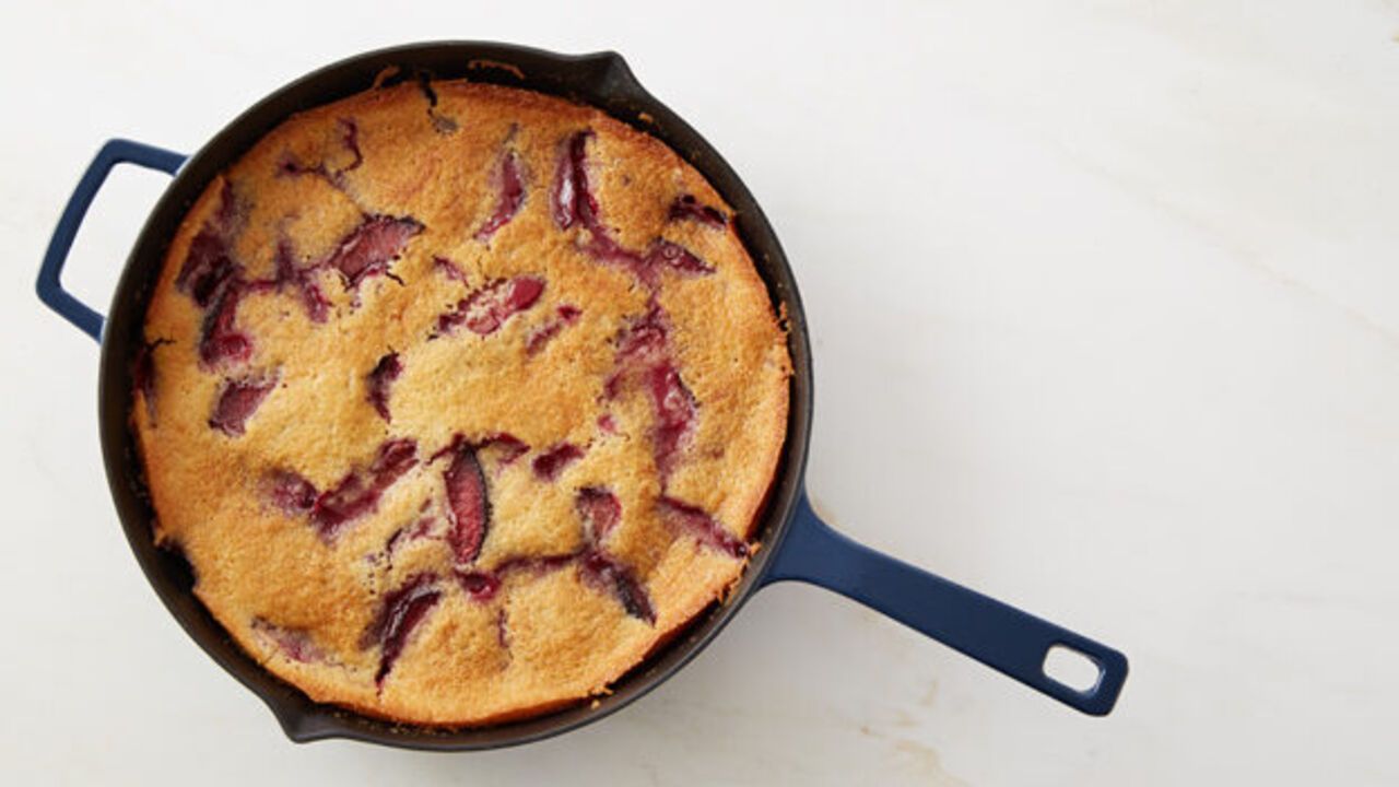 You don't even have to preheat the oven: how to make a quick tea pie in a pan