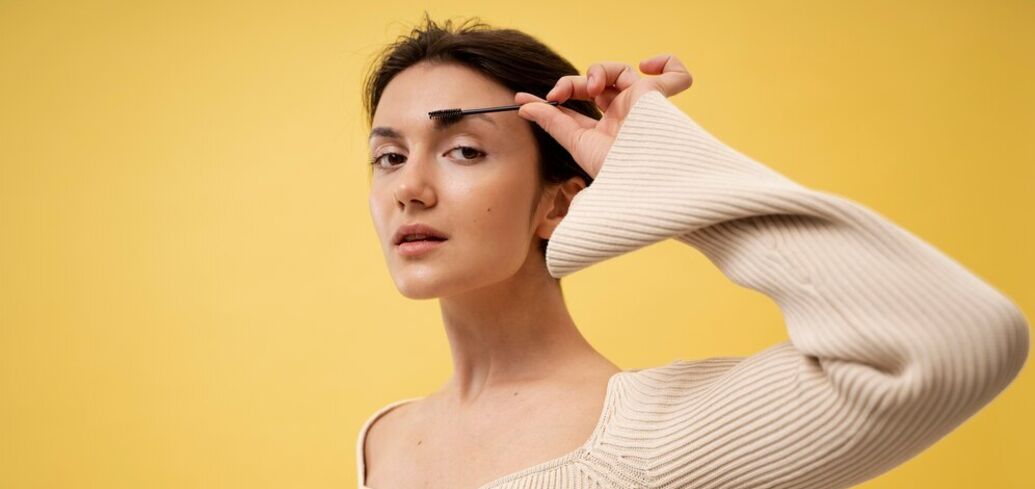 Straight eyebrows are back in fashion and fit almost everyone: what's the secret?
