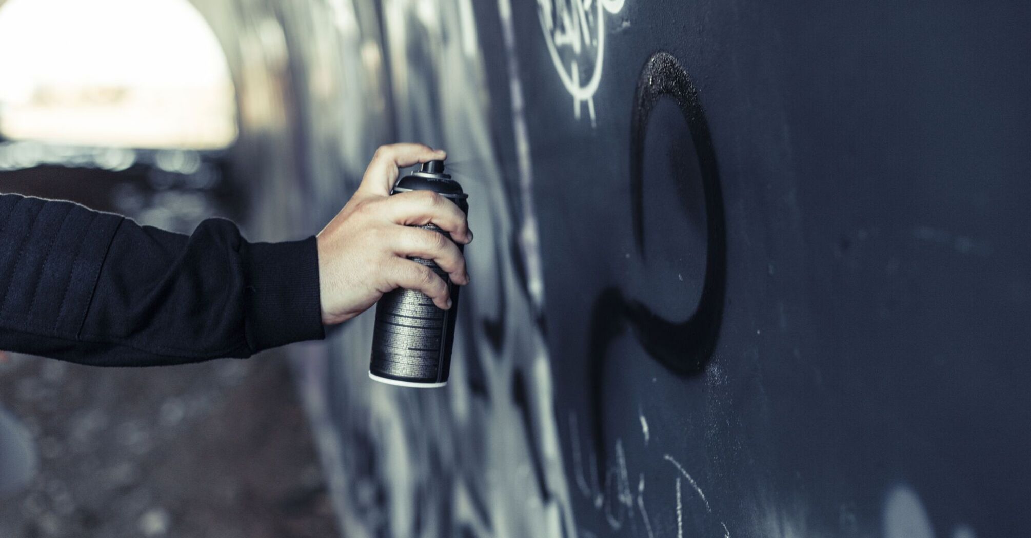 How to remove spray paint from different surfaces: effective life hacks