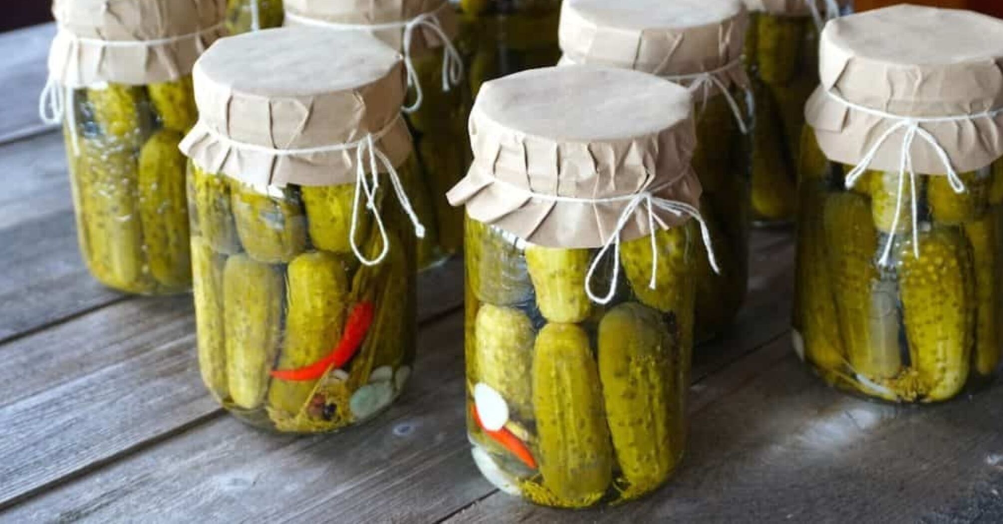 How to conserve crispy cucumbers for the winter: a delicious preservation option