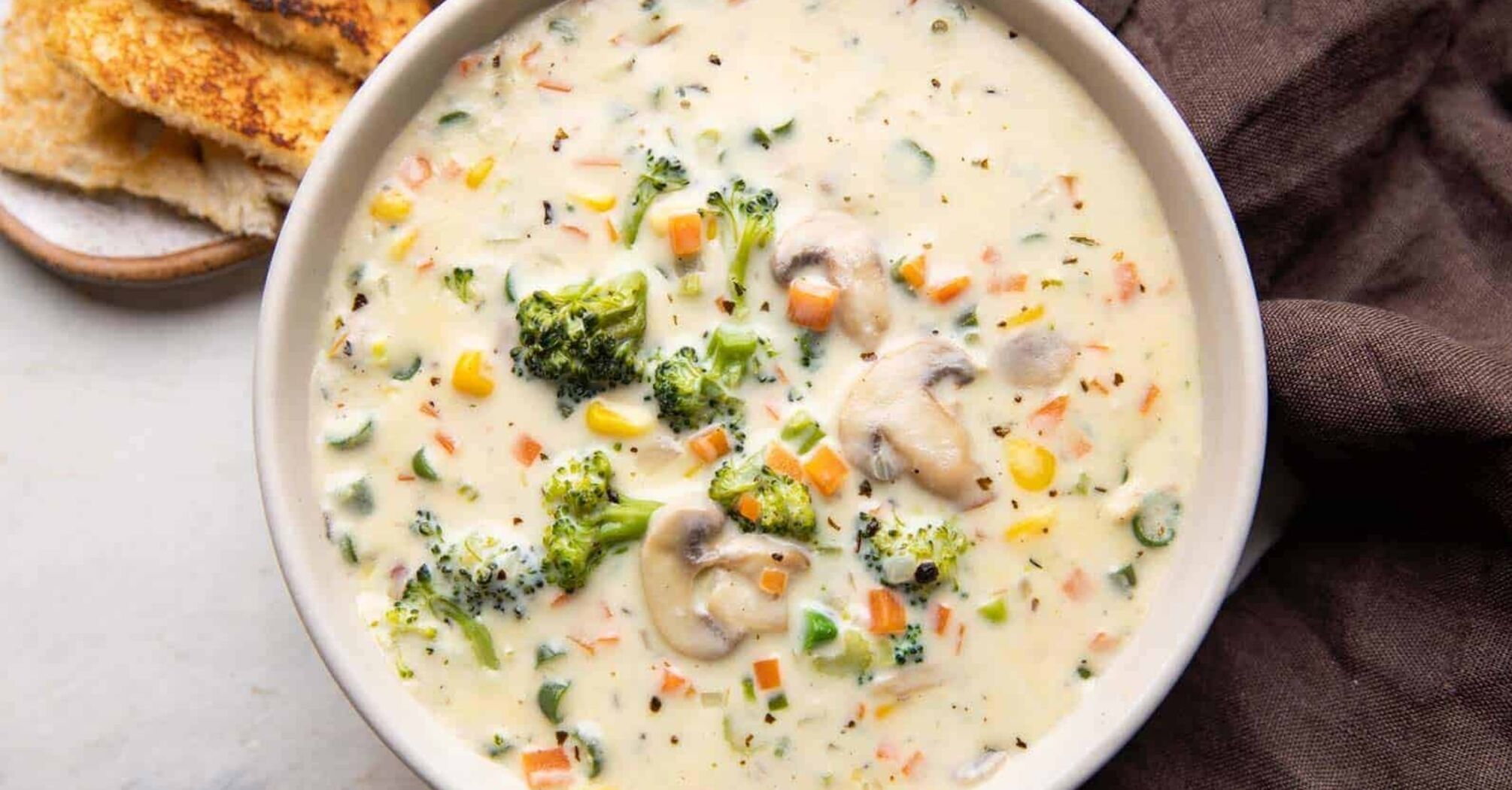 How to make a delicious meatless soup for lunch: seasonal vegetables are needed