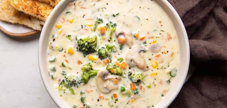 How to make a delicious meatless soup for lunch: seasonal vegetables are needed