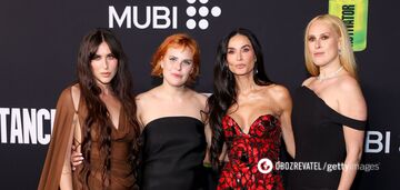 Demi Moore pojawiła się na czerwonym dywanie z trzema córkami Bruce'a Willisa, wyglądając zupełnie inaczej. Rzadkie zdjęcia