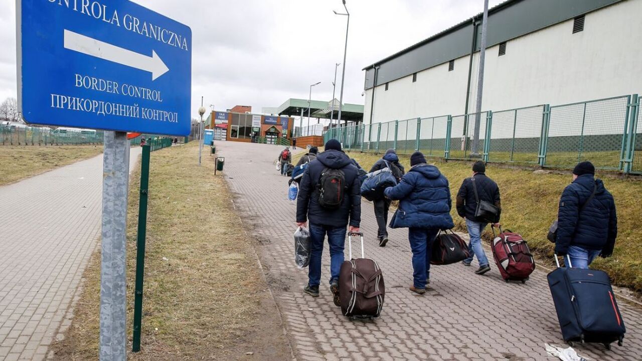 How many Ukrainians are ready to move to the US or the EU if they become citizens: survey results