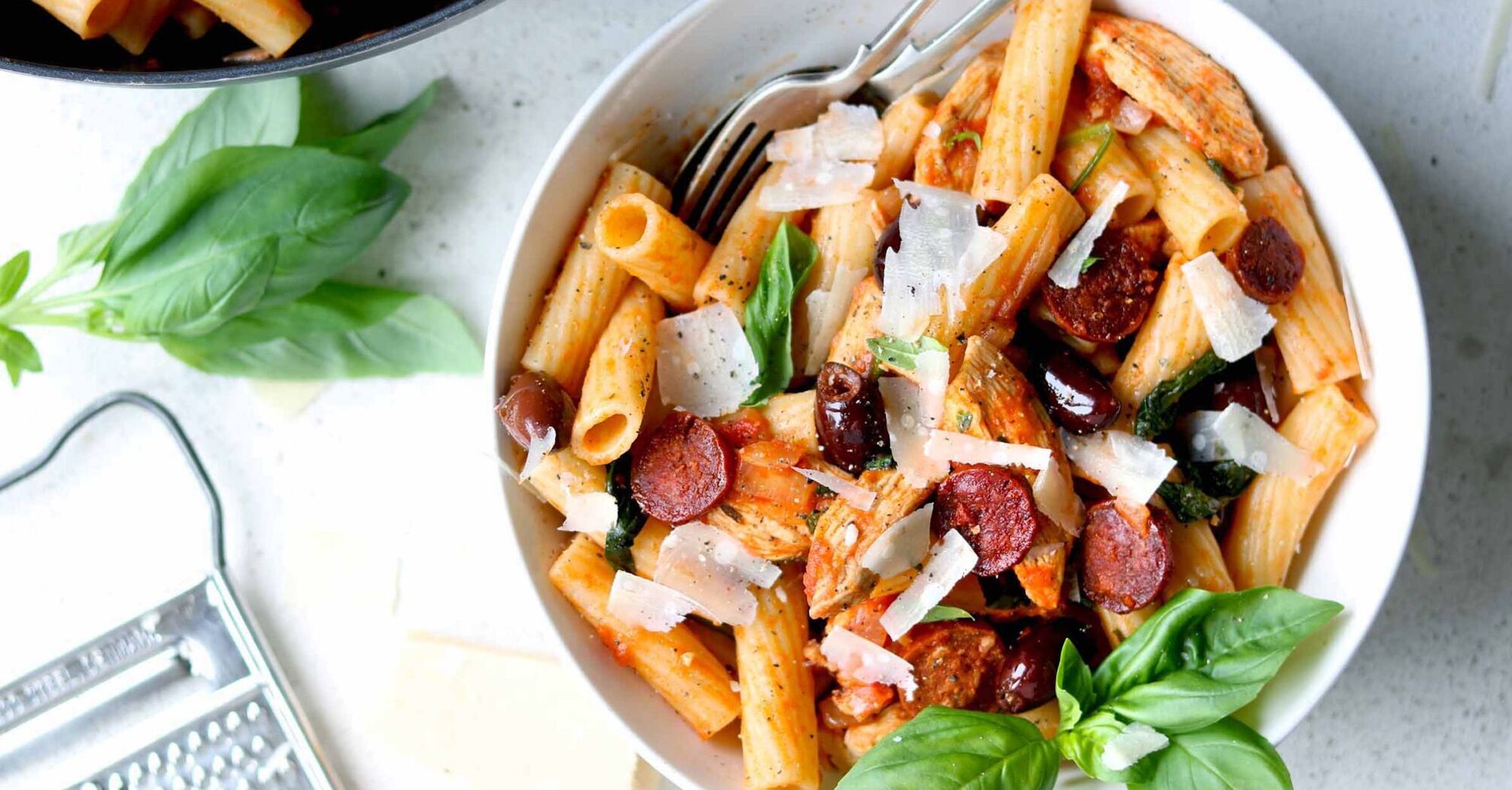 Dinner in 30 minutes: pasta with chicken and spicy sausages