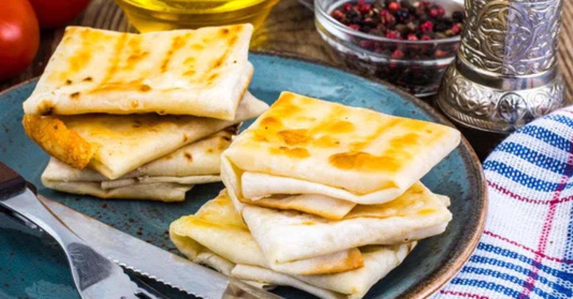 Lazy 'envelopes' of pita bread with a delicious filling: a recipe for a snack