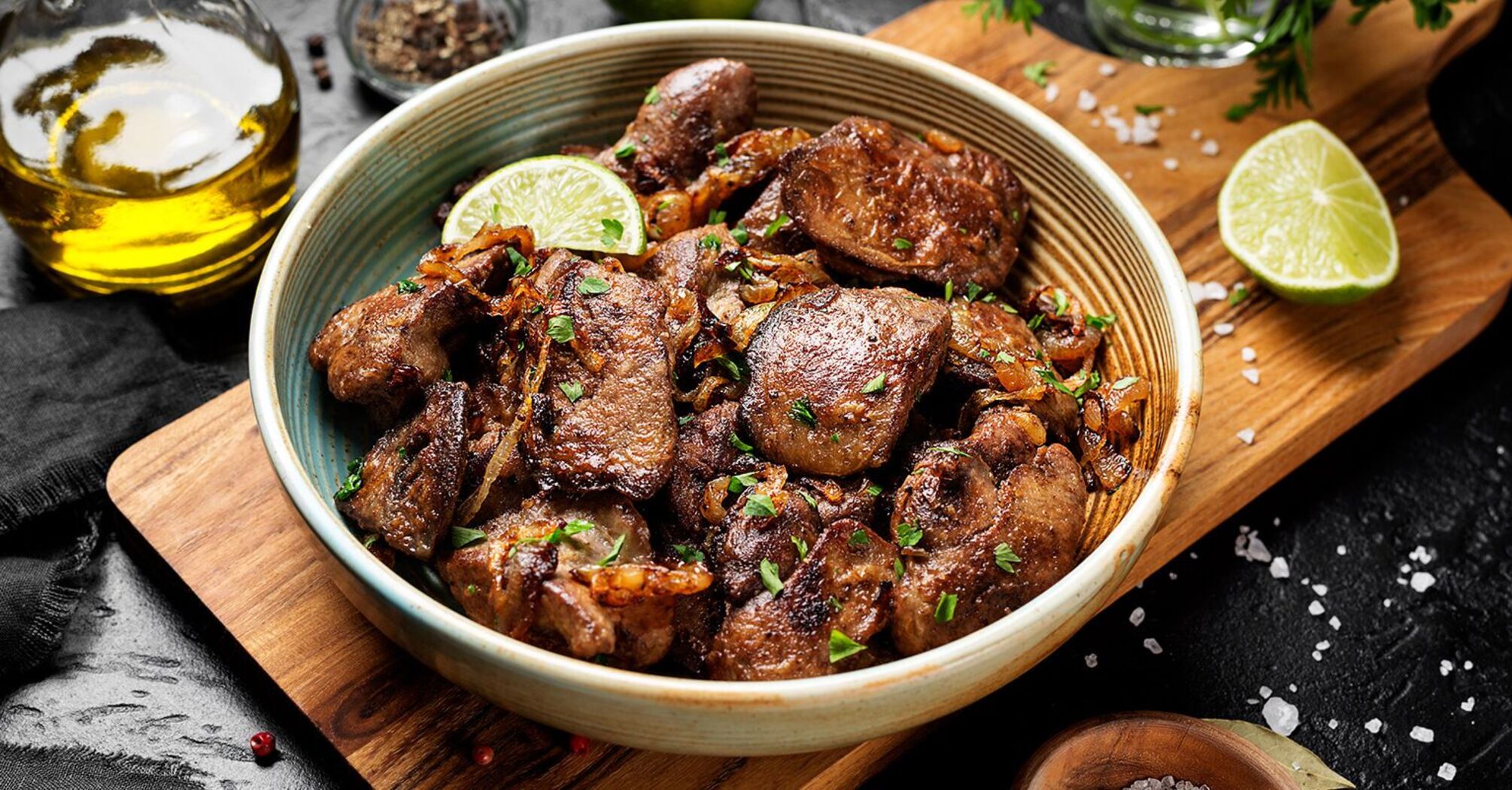 Delicious liver with apple and onion