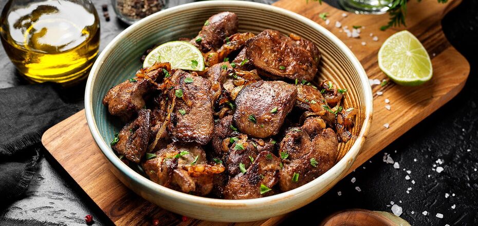 Delicious liver with apple and onion