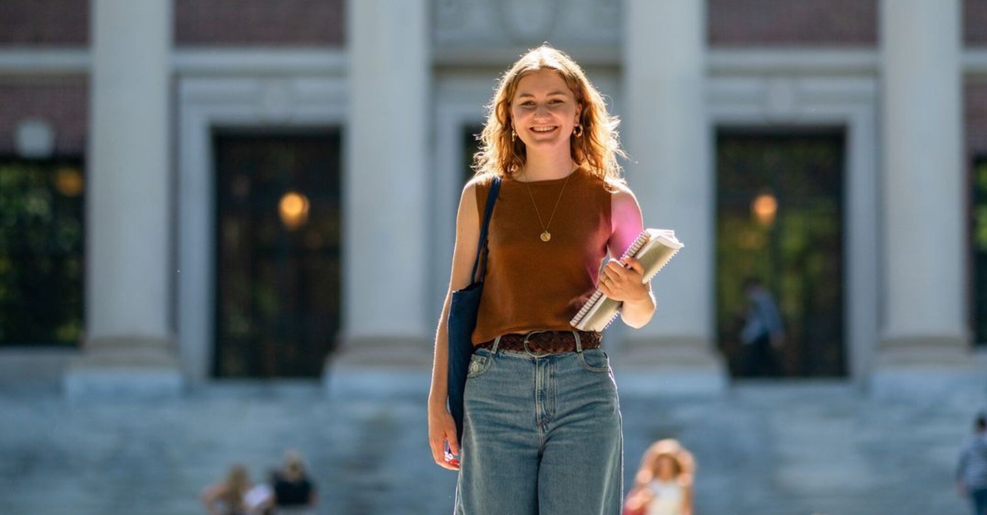 In sneakers and wide jeans, the future Queen of Belgium showed a stylish look for studying. Photo