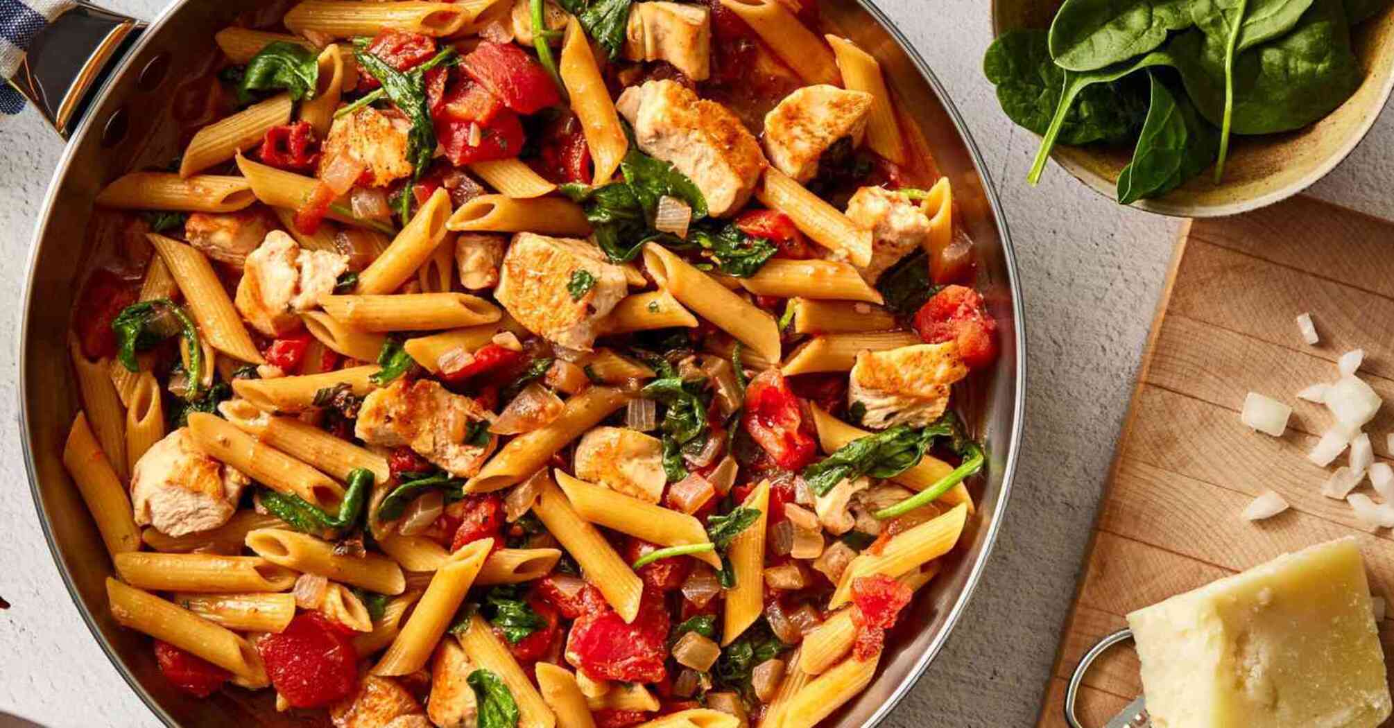 Pasta with chicken fillet in 10 minutes: a recipe for a hearty dinner dish