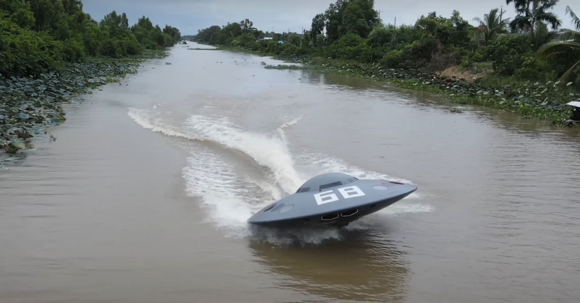 The inventor created a futuristic flying saucer boat: it accelerates to 50 km/h and almost takes off. Video