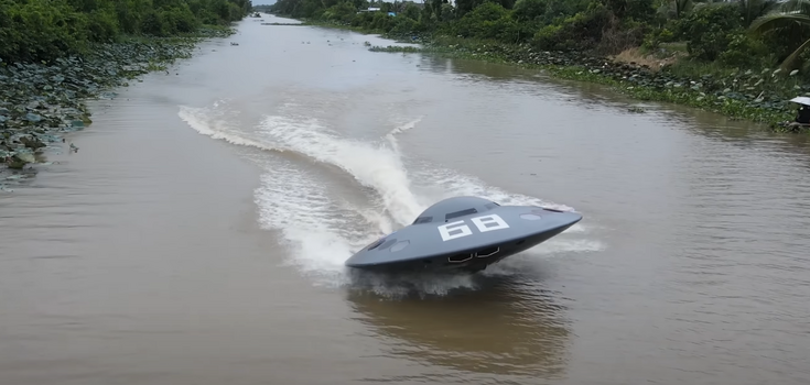 The inventor created a futuristic flying saucer boat: it accelerates to 50 km/h and almost takes off. Video