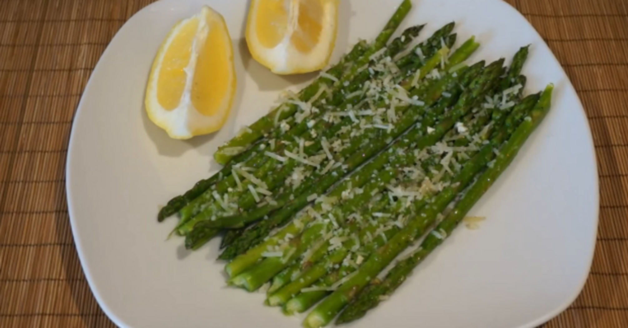 Asparagus in the oven with garlic and parmesan