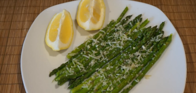 Asparagus in the oven with garlic and parmesan
