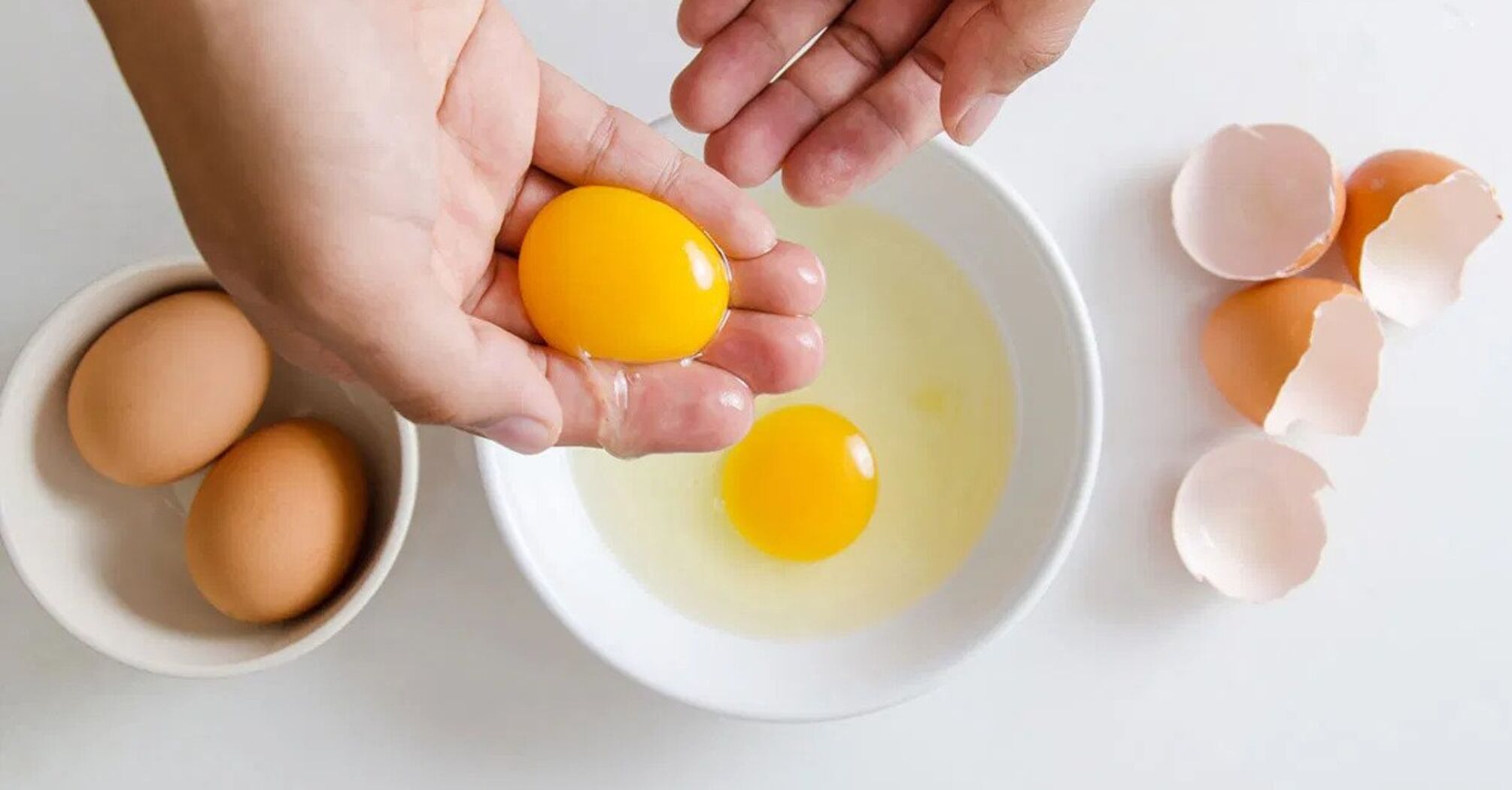 A life hack for separating the yolk from the protein has blown the minds of netizens. Video