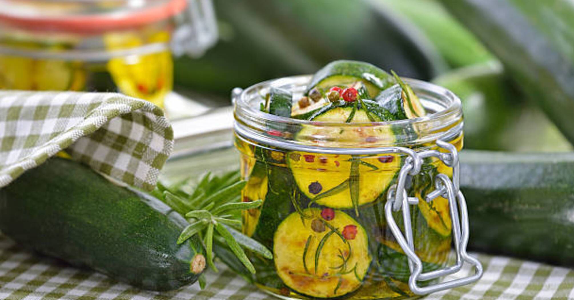 Pickled zucchini for winter: they turn out very crispy