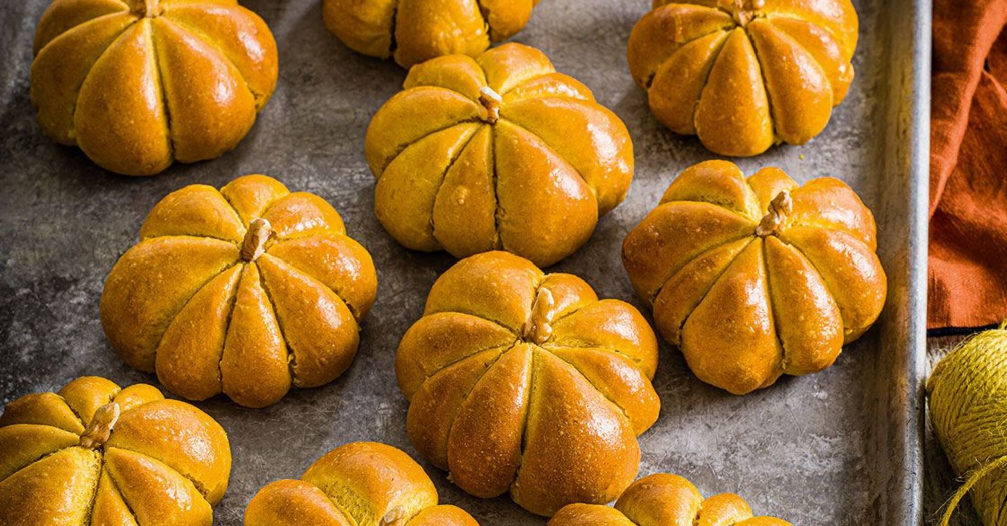 Pumpkin-shaped buns for Halloween: an interesting shape