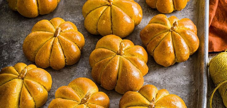 Pumpkin-shaped buns for Halloween: an interesting shape