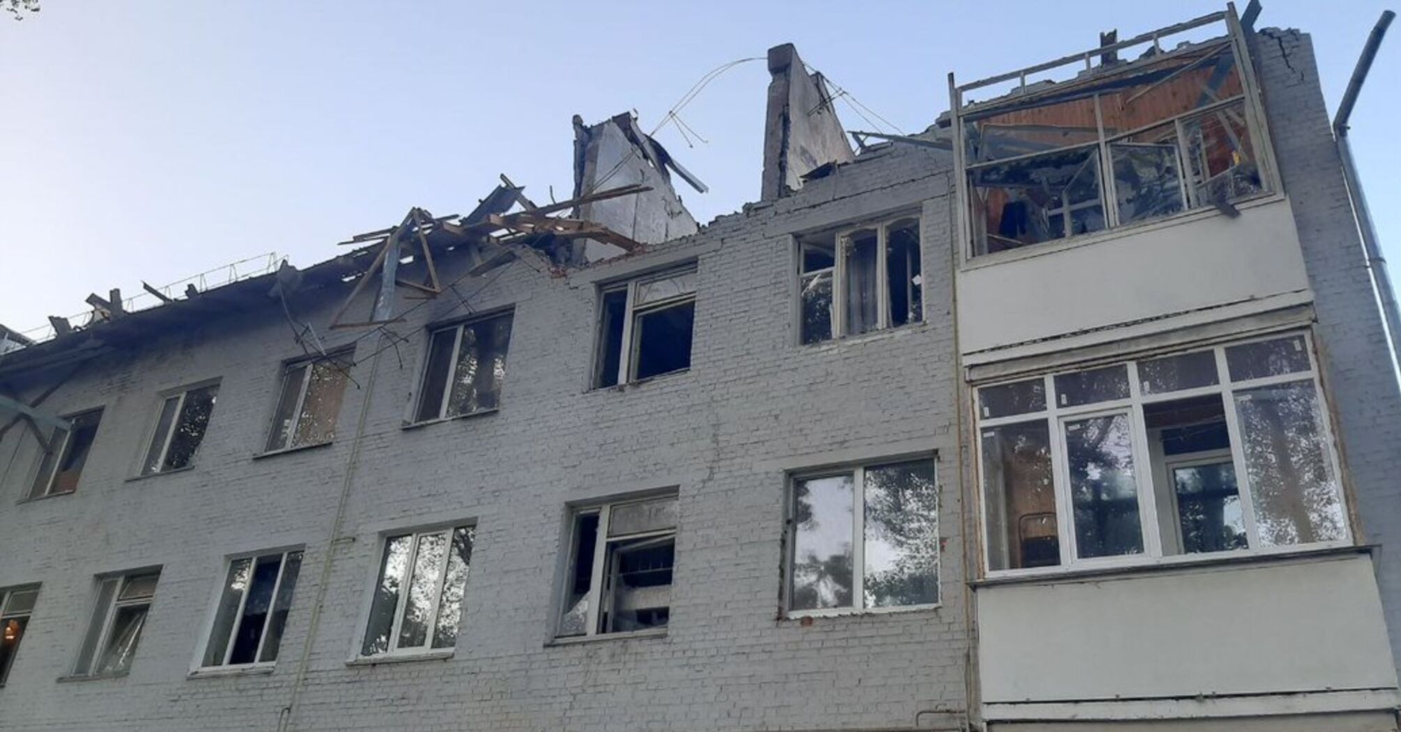 Residential building damaged in Khmelnytskyi after enemy attack: emergency services are working at the site. Video