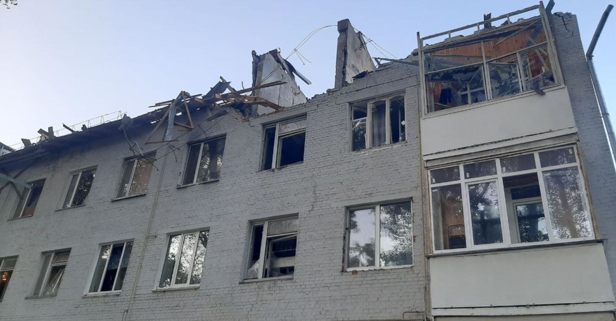 Residential building damaged in Khmelnytskyi after enemy attack: emergency services are working at the scene. Video