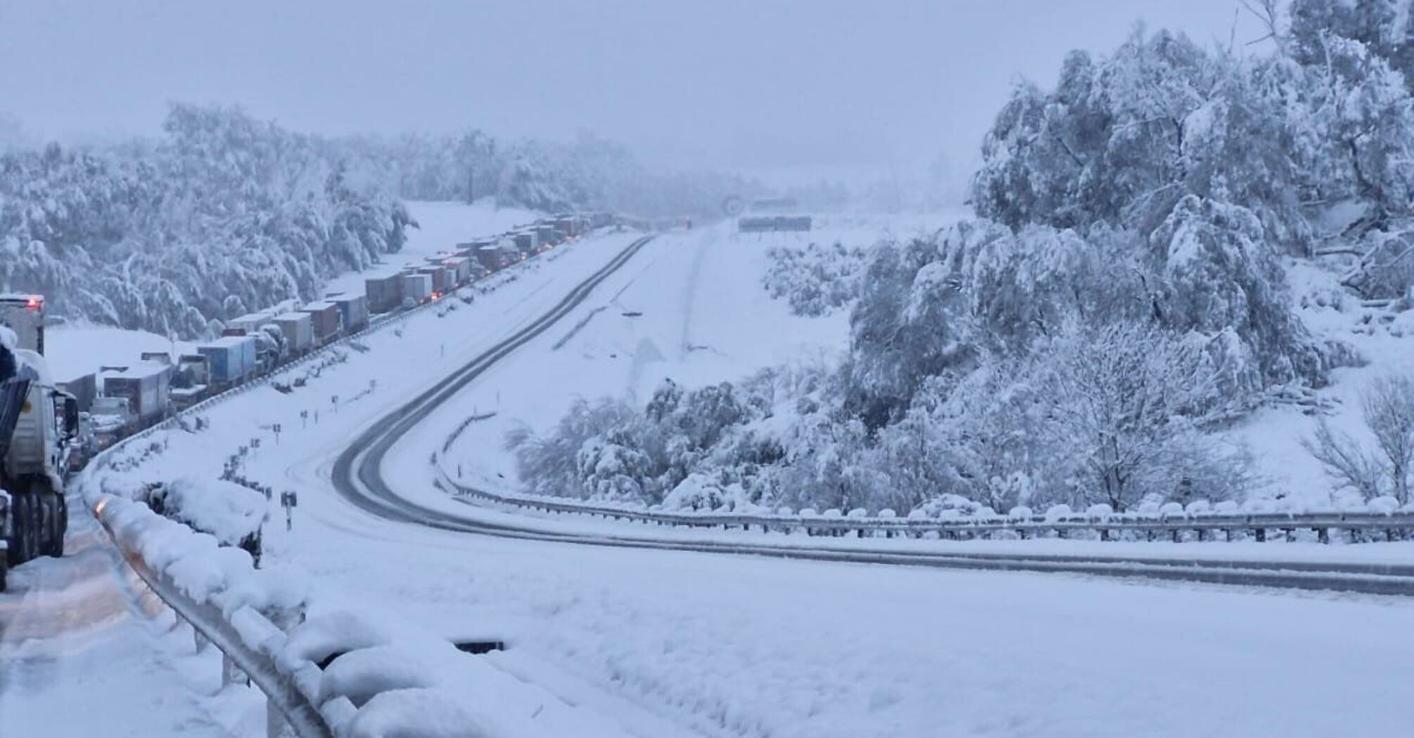 Two-meter precipitation and disrupted traffic: South Africa hit by severe snow. Photo and video