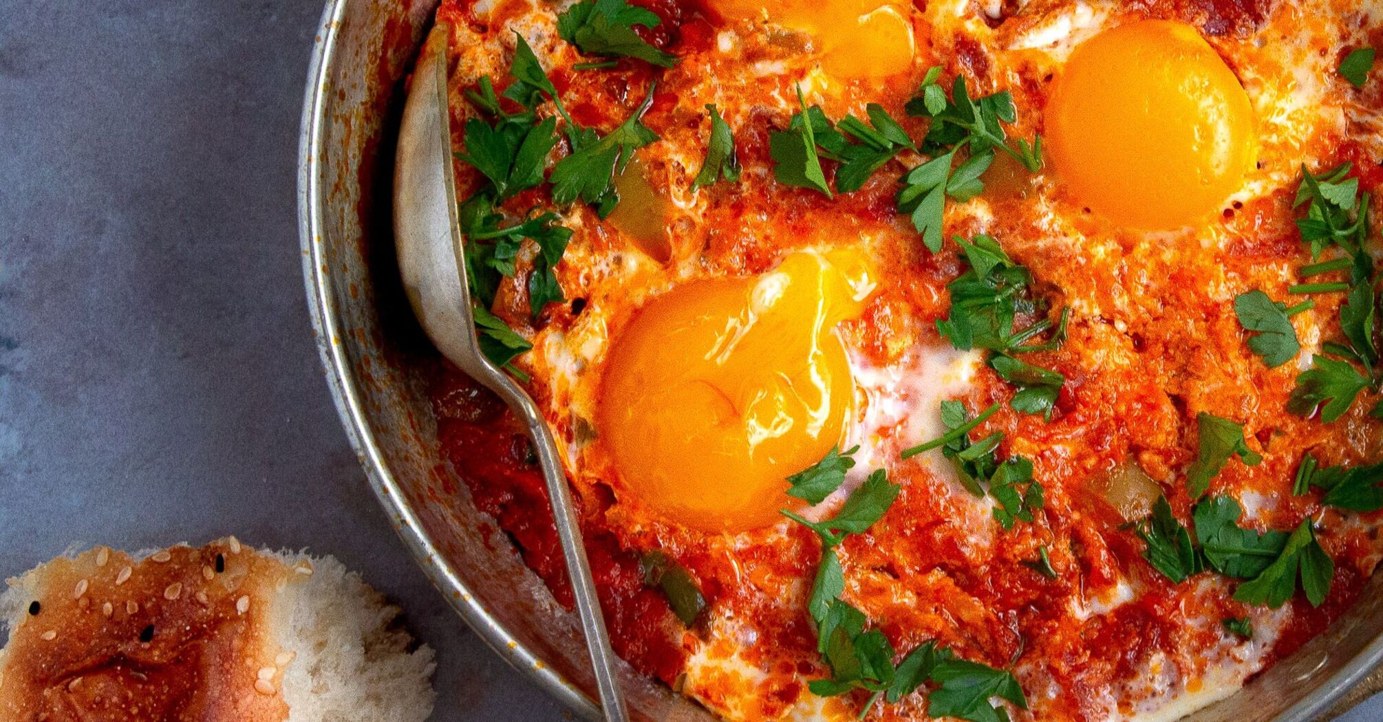 It tastes much better: how to cook scrambled eggs with seasonal vegetables for breakfast