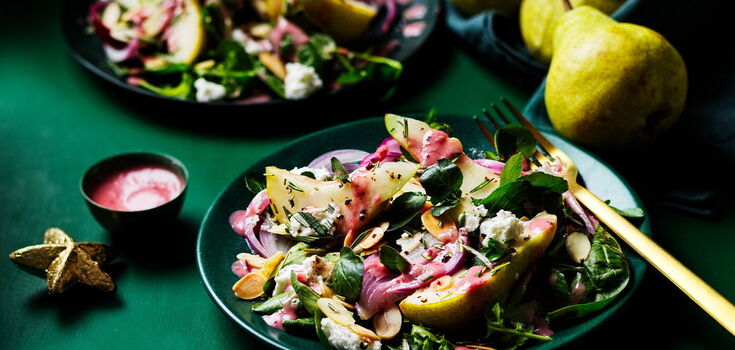 Gourmet autumn salad with pear and cheese: how to prepare