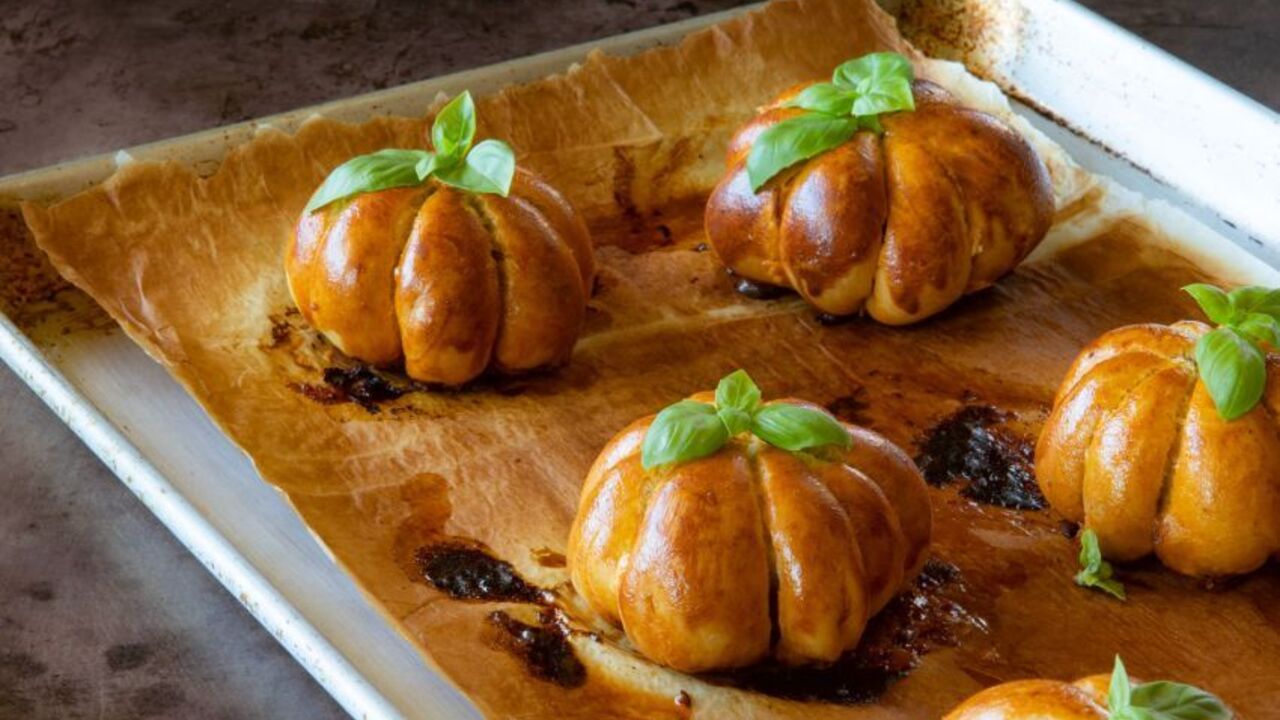 Autumn mini-pizzas in the shape of pumpkins: how to make an atmospheric dish