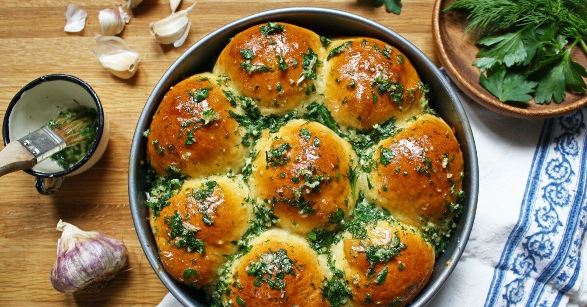 Fluffy yeast pampushkas for borscht: add garlic dressing