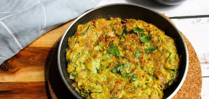 Hearty zucchini pancake in just 15 minutes: cooked in a skillet