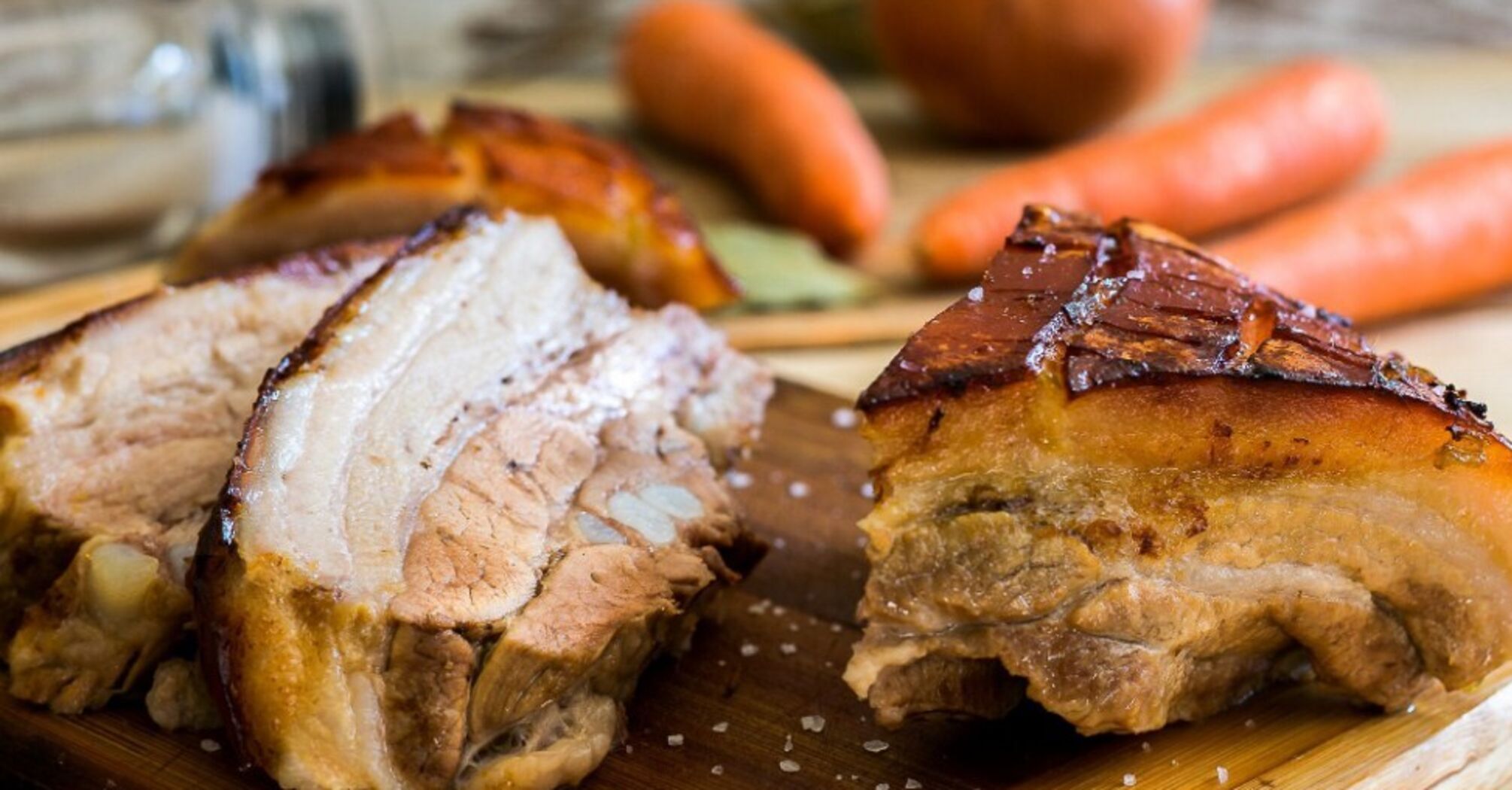 Juicy and flavorful pork belly: how to properly bake meat in the oven