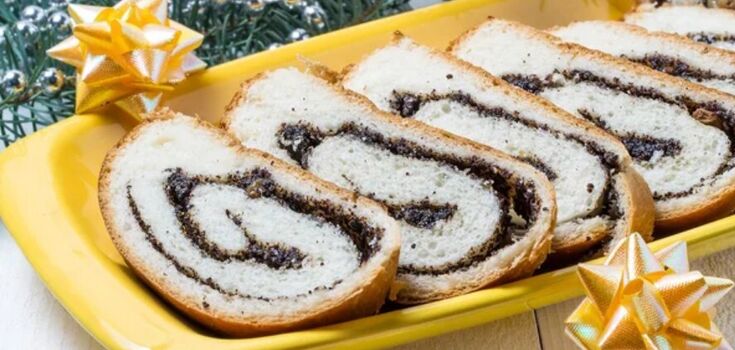 Poppy seed pie: how to make a juicy roll with poppy seeds and nuts