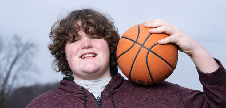 A 16-year-old teenager with giant feet and hands set two Guinness World Records at once. Photo.