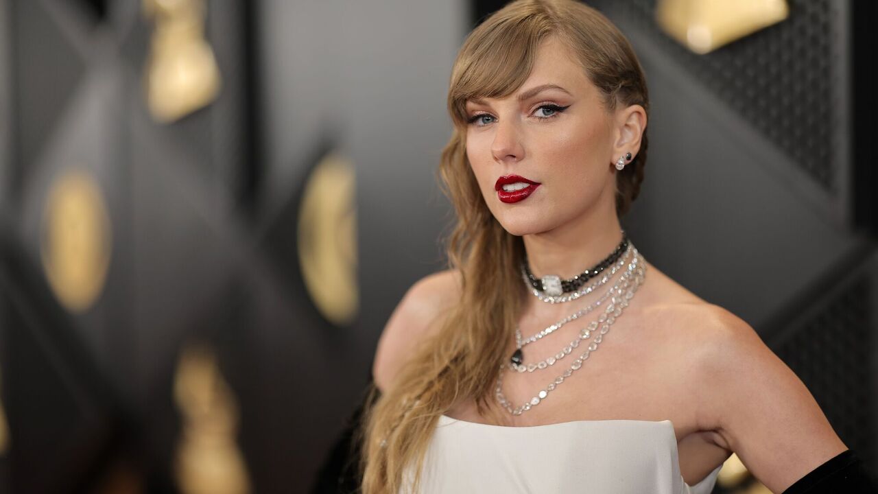 Taylor Swift brought the world's ugliest shoes back into fashion: these clunky boots were worn in 2013. Photo