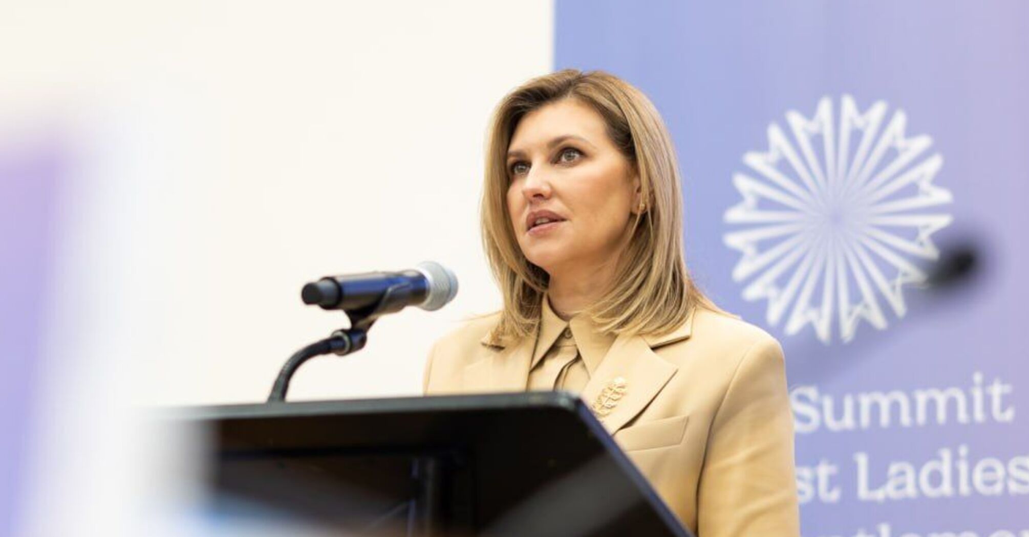 Olena Zelenska in a sand suit with a symbolic KVITKA brooch spoke at the UN Future Summit in New York. Photo.