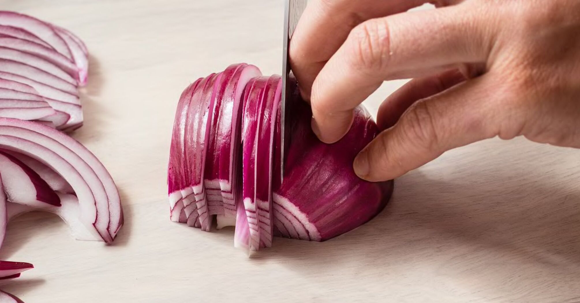 How to cut onions without tears: a new way to "blow up" TikTok