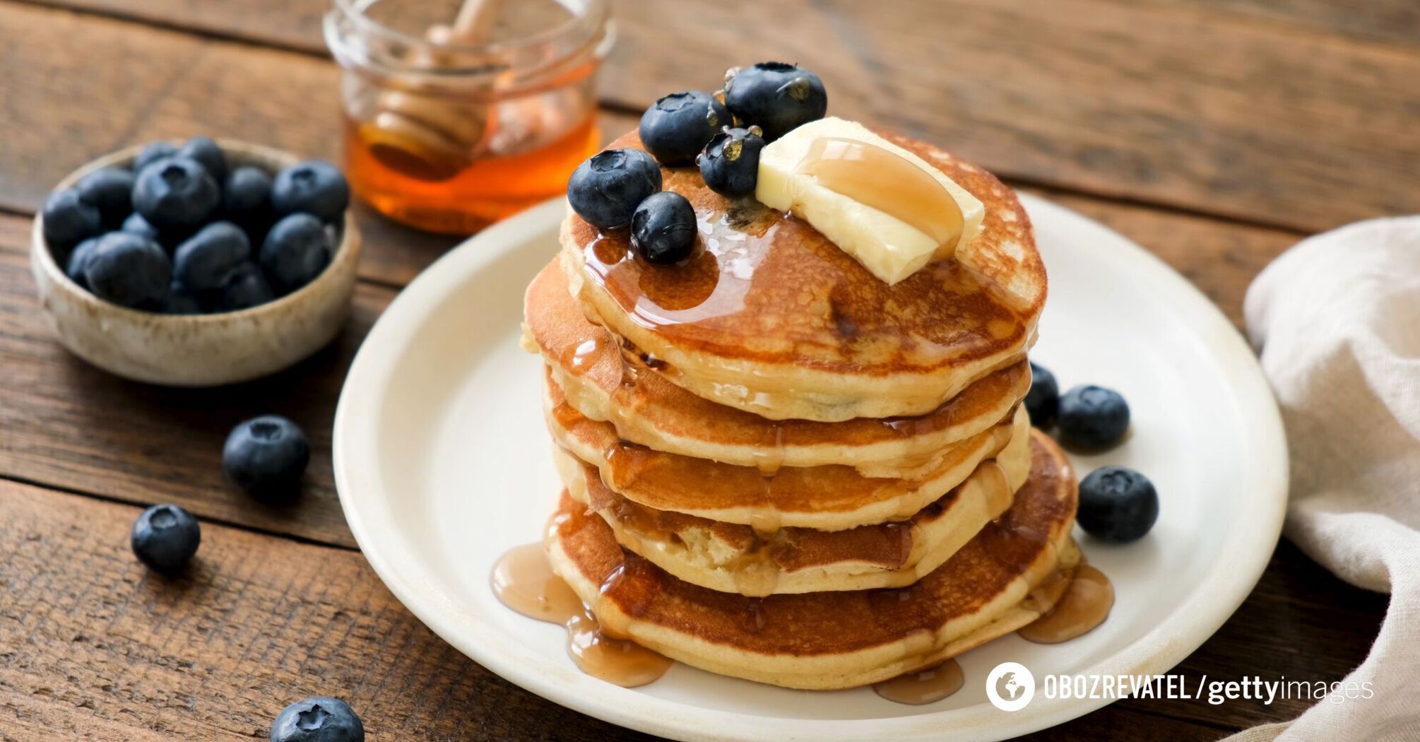 Pancakes with honey and berries