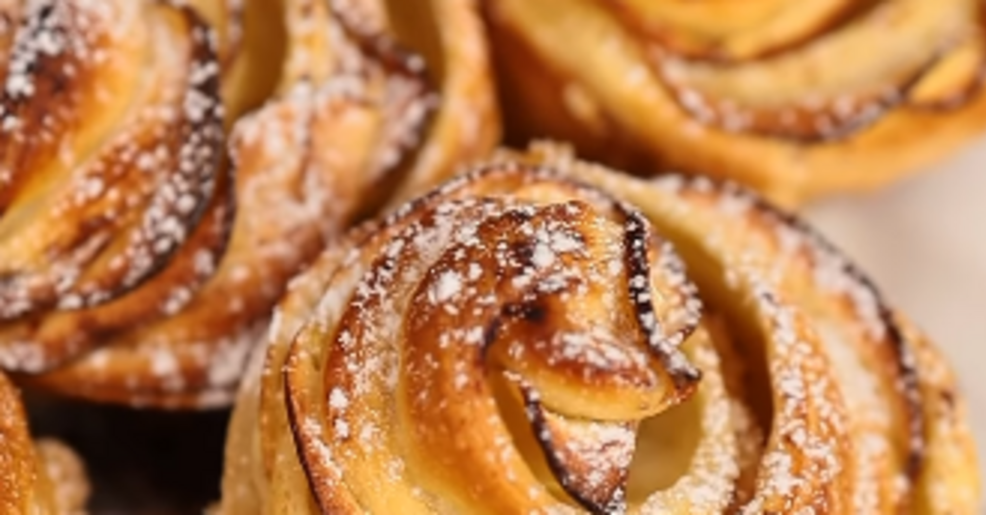 Apple rose: a variant of a very tasty and atmospheric puff pastry