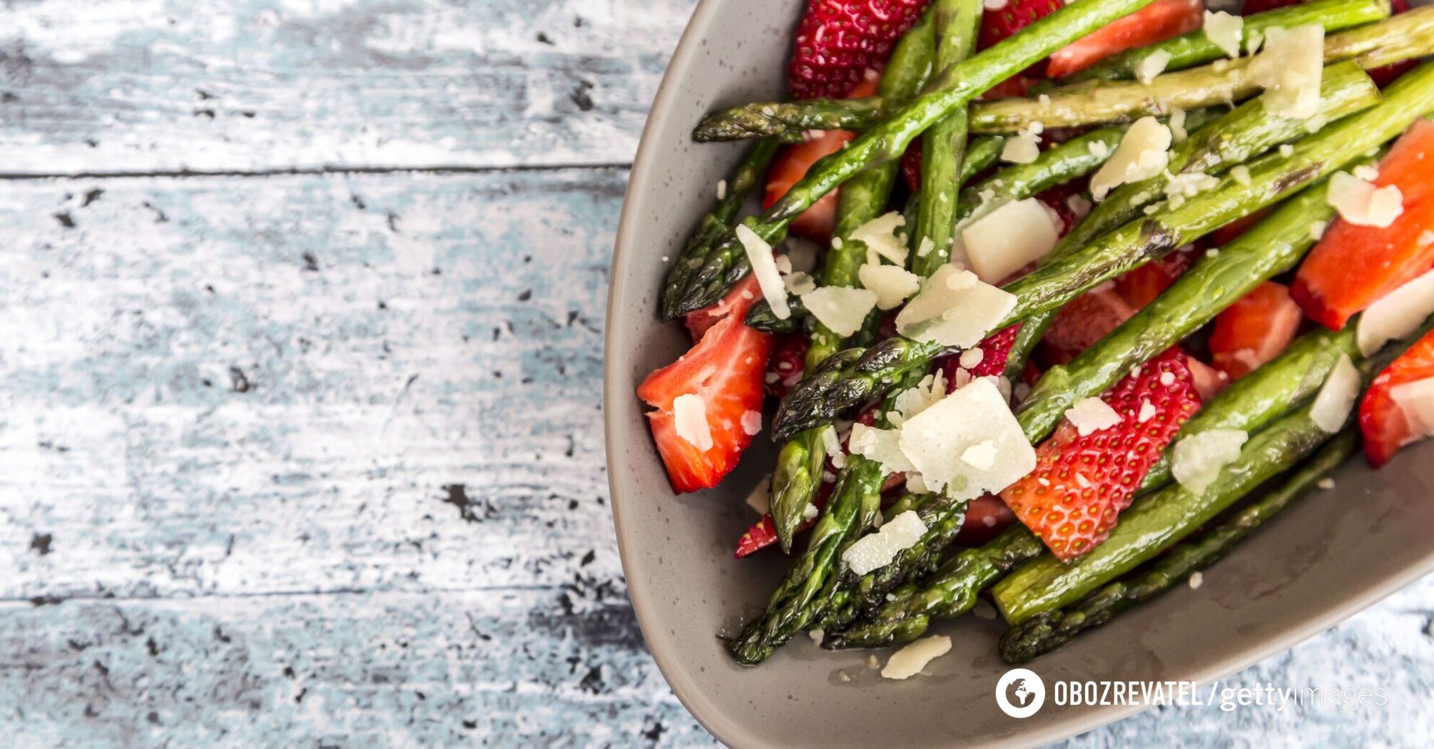 Asparagus with strawberries and parmesan