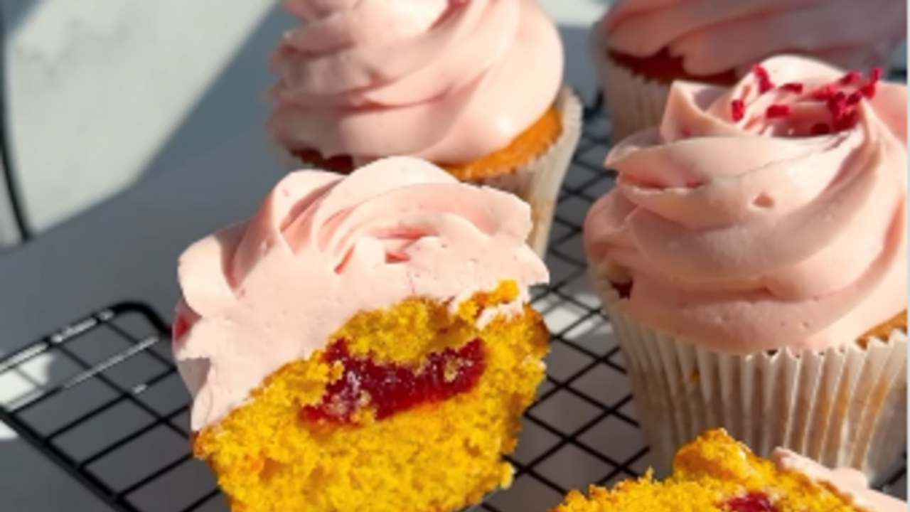 Carrot capcakes with cranberries: an autumn dessert that will become your favorite