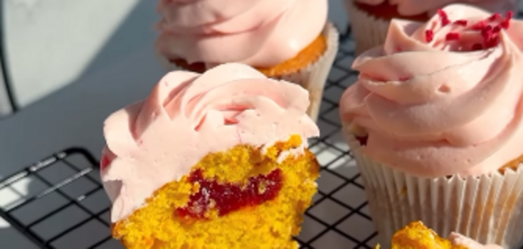 Carrot capcakes with cranberries: an autumn dessert that will become your favorite