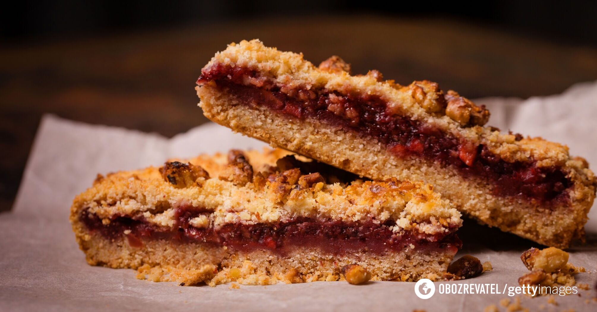 Grated berry pie with berries